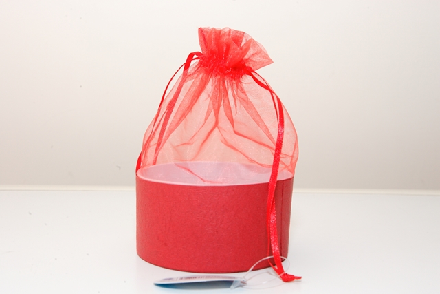 cestini: cestino portaconfetti, con base in cartoncino, confezionato con tulle e nastro